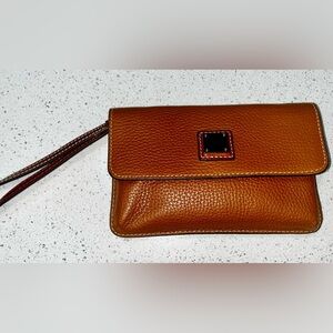 💯Authentic Dooney & Bourke Pebbled Leather Oversized Wristlet Cognac Like New